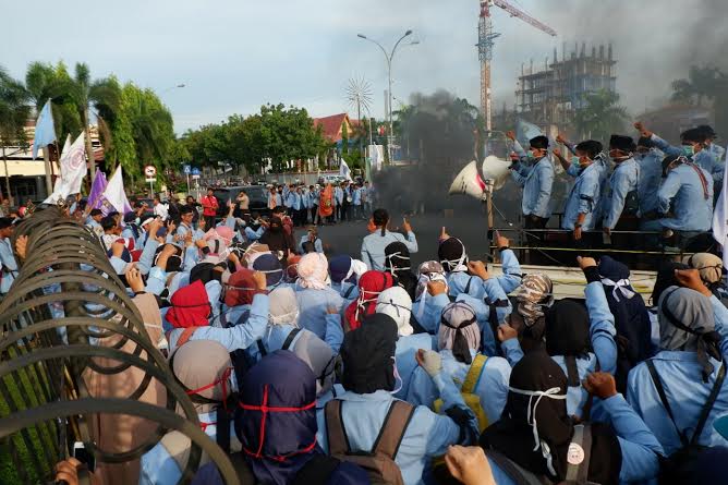 Datangi Mapolda Riau, Ratusan Mahasiswa UR Desak Polda Usut Pelaku Persekusi Neno